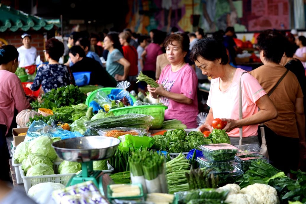 版头-大都会// 雨季冲击供应,本地菜价格上涨/9图