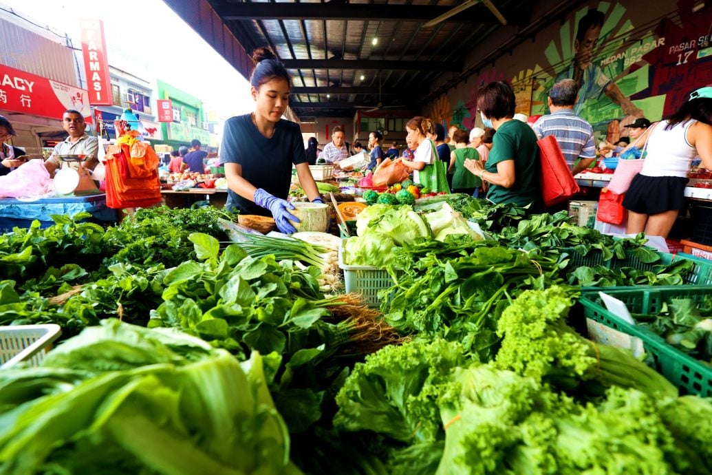 版头-大都会// 雨季冲击供应,本地菜价格上涨/9图