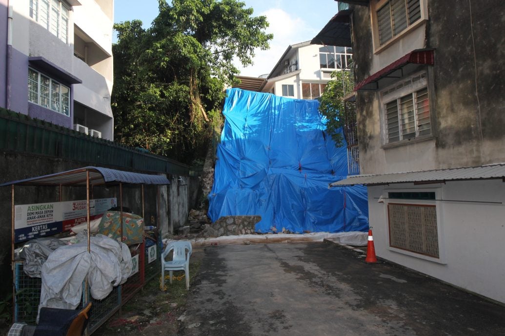 版头-大都会/(主文)部长与市长巡察地陷和土崩现场/7图(选下)