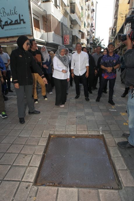 版头-大都会/(主文)部长与市长巡察地陷和土崩现场/7图(选下)