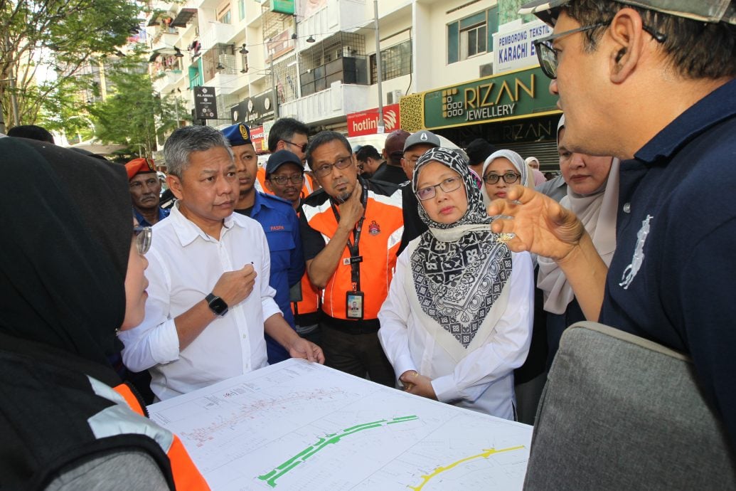 版头-大都会/(主文)部长与市长巡察地陷和土崩现场/7图(选下)