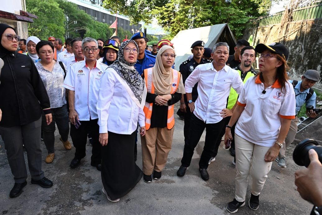 版头-大都会/(主文)部长与市长巡察地陷和土崩现场/7图(选下)