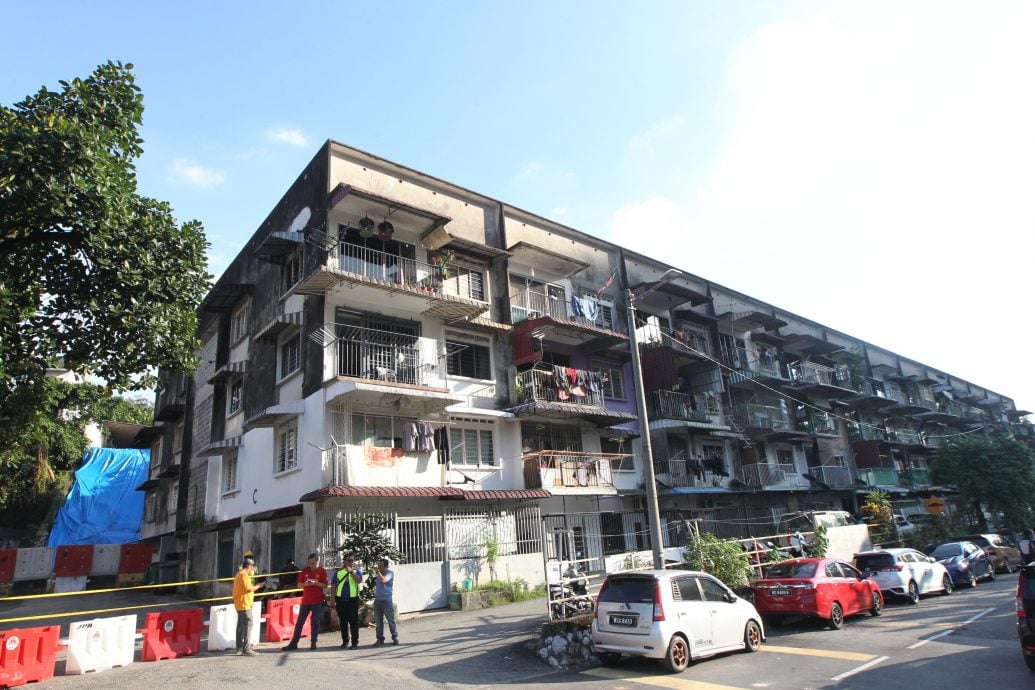 版头-大都会/(主文)部长与市长巡察地陷和土崩现场/7图(选下)