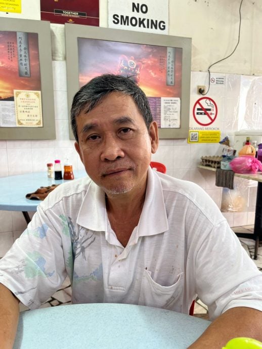 牛群游荡 布先昌明公园中招 留下粪便破坏农作物