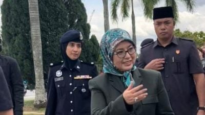 独家 | 王宫打卡巧遇元首后亲切互动 中国游客直呼“旅程最大好运”