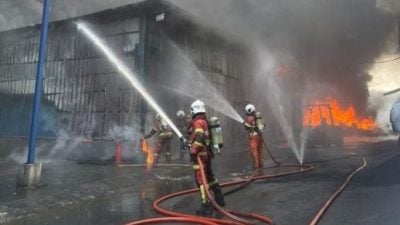 环保厂火灾 浓烟数公里外可见