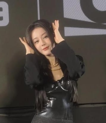 现身宣传跳舞动作怪异 迪丽热巴遭疑“戴头套替身”