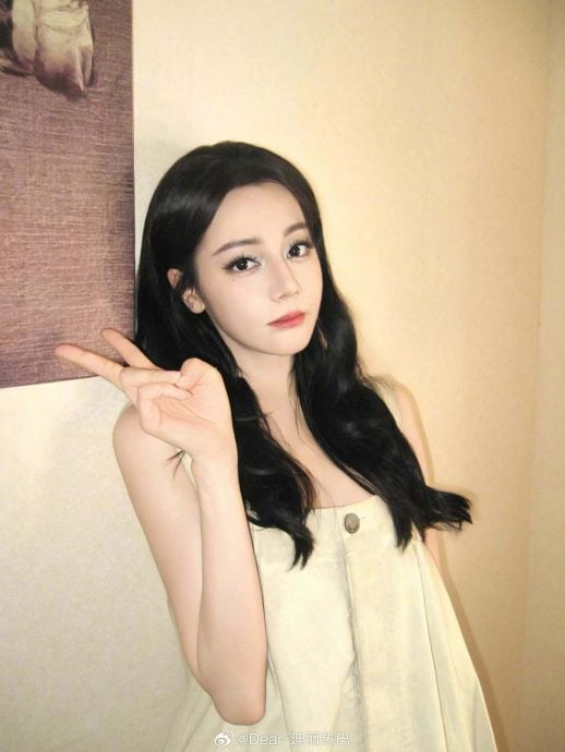 现身宣传跳舞动作怪异 迪丽热巴遭疑“戴头套替身”