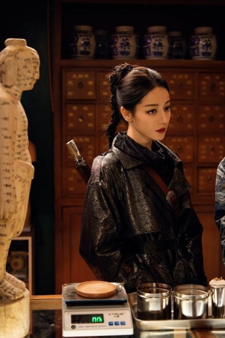 现身宣传跳舞动作怪异 迪丽热巴遭疑“戴头套替身”