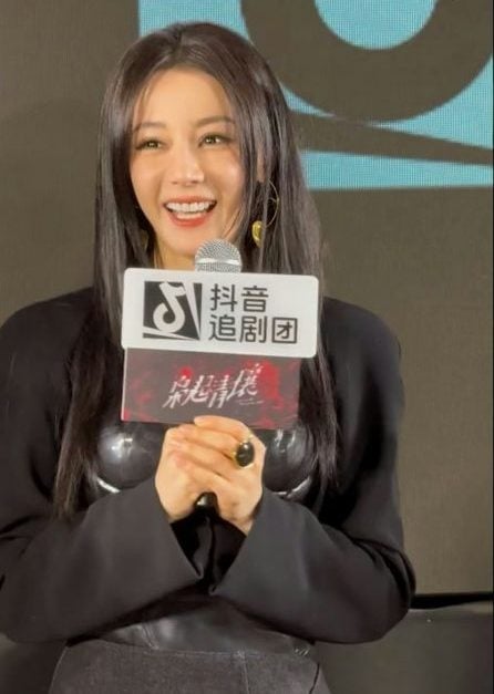 现身宣传跳舞动作怪异 迪丽热巴遭疑“戴头套替身”