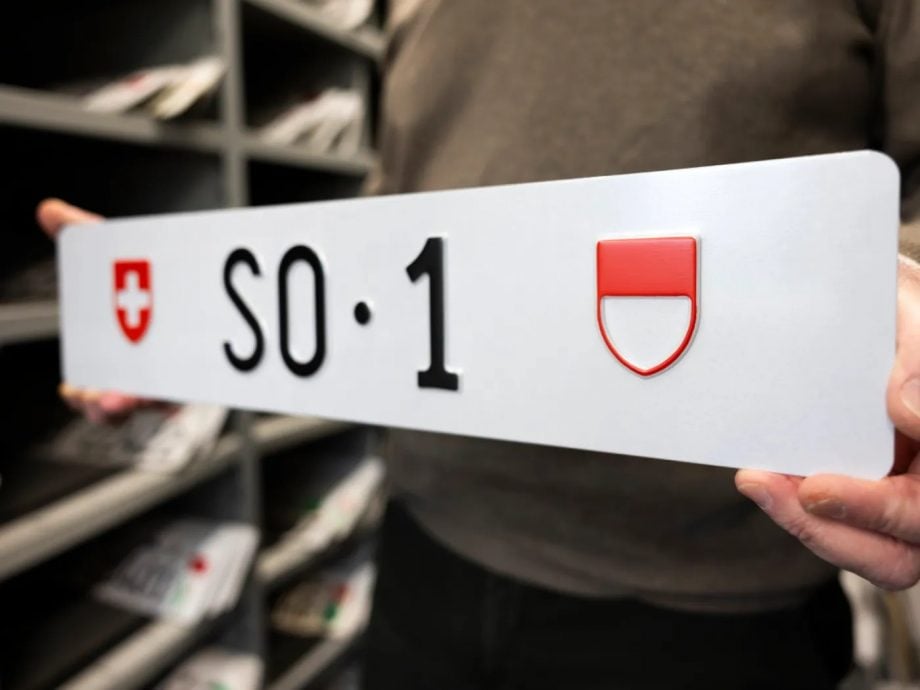 瑞士最贵车牌“SO 1”喊价180万 车主激烈竞标