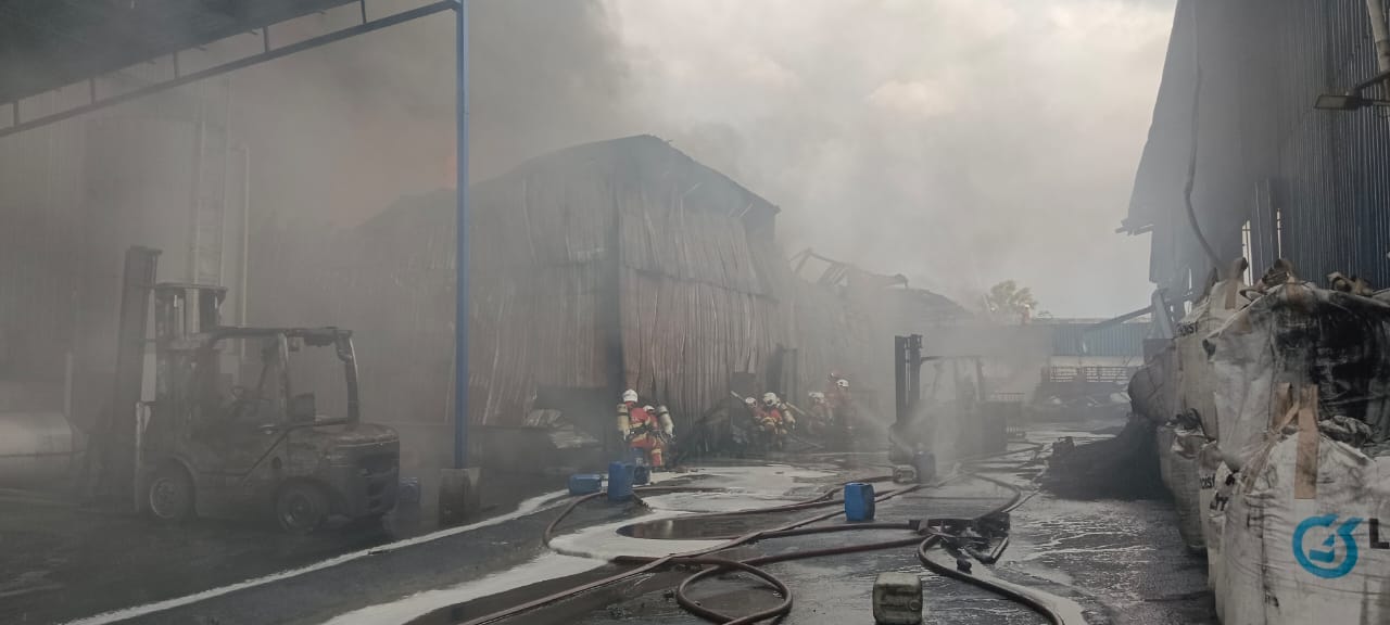 甲峇央东振工业园环保厂火灾 火势逾9小时终扑灭