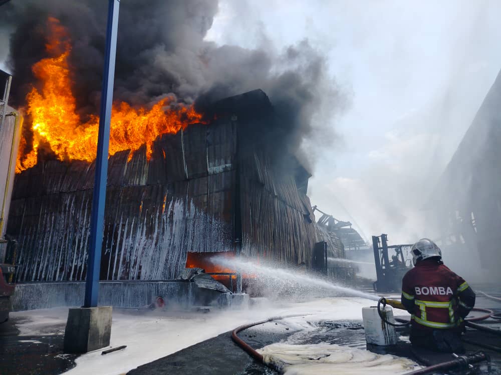 甲峇央东振工业园环保厂火灾 火势逾9小时终扑灭