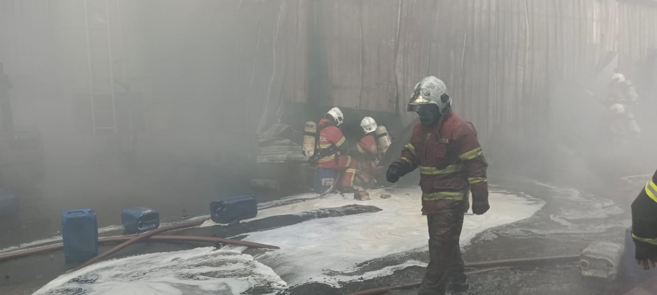 甲峇央东振工业园环保厂火灾 火势逾9小时终扑灭