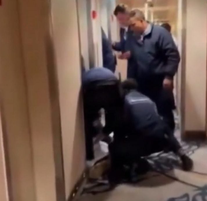 男子搭邮轮狂灌33杯酒 突发狂遭制伏后猝死