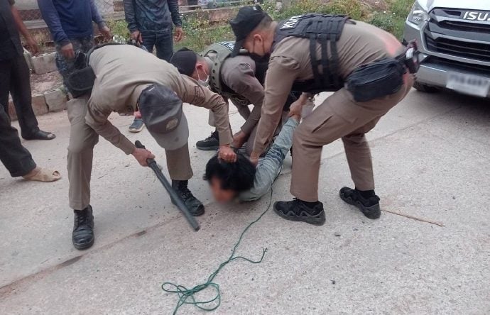 男子毒瘾发作 持双刀乱砍 致3人受伤