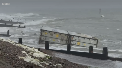 英国有货柜跌落海 大量香蕉冲上沙滩