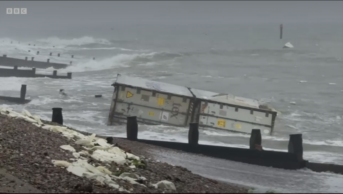 看世界 英国有货柜跌落海大量香蕉冲上沙滩