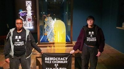 “民主已经崩毁！”　4示威者朝王室珠宝展柜丢甜点被捕