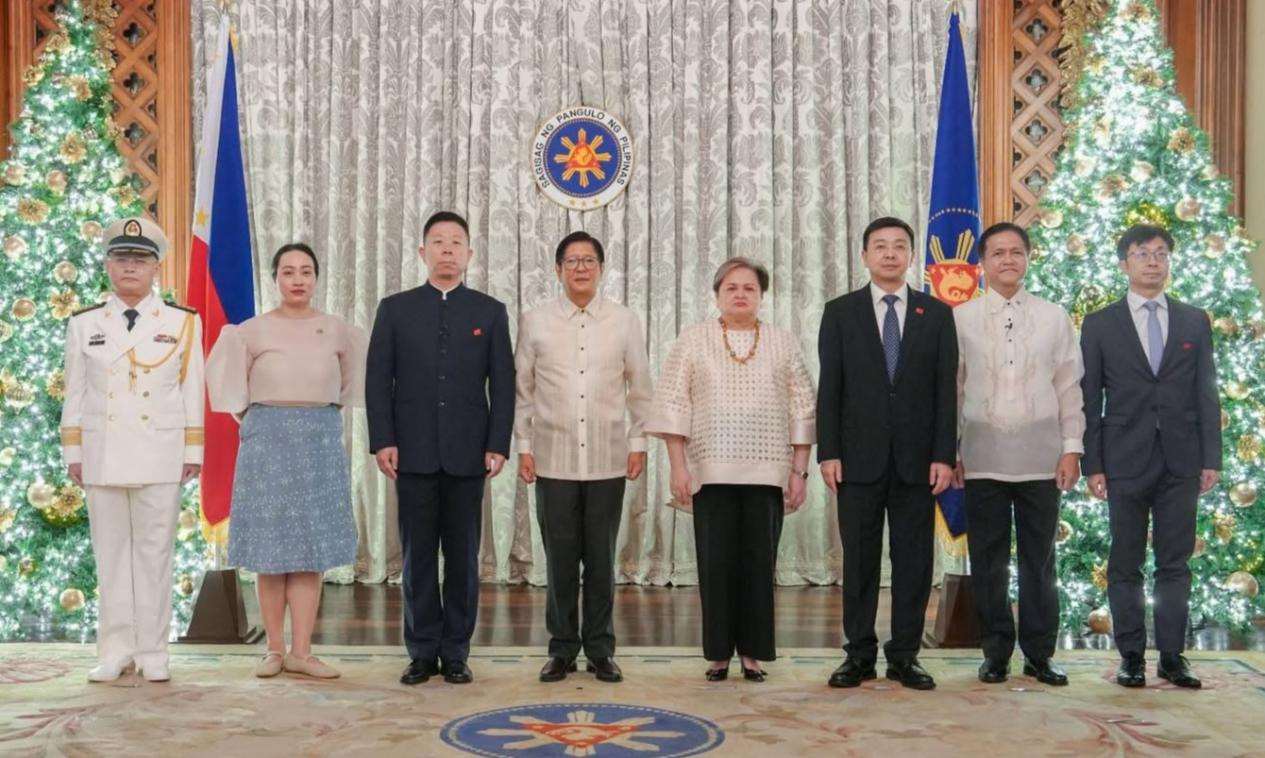 看世界)中国新任驻菲大使向小马可斯递国书 盼中菲关系重回正轨