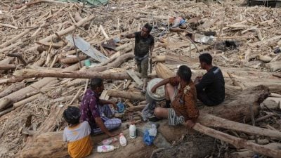 印尼洪灾死亡数逼近千人 灾民批救援缓慢