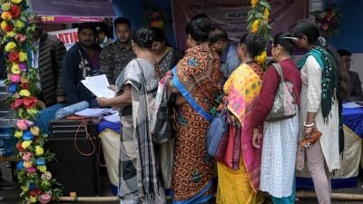 印度更新5亿选民名册 10多名公仆过劳死或自杀