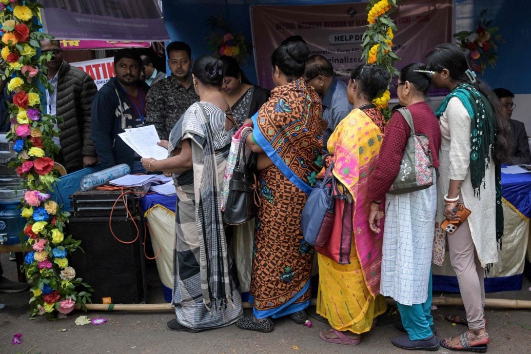 看世界)印度更新5亿选民名册 10多名公仆过劳死或自杀