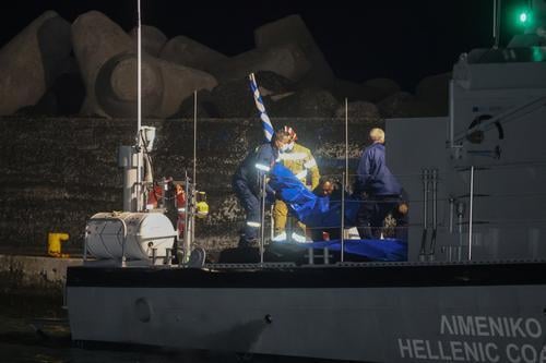 看世界)希腊南部外海移民船失去动力 至少18人疑因失温及饥饿死亡