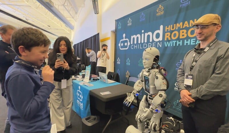  矽谷人形机器人峰会 机器人对答如流宛如实体ChatGPT走入日常