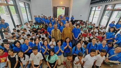 祝福文化团 送暖到日惹   深入印尼“佛教村”派文具米粮