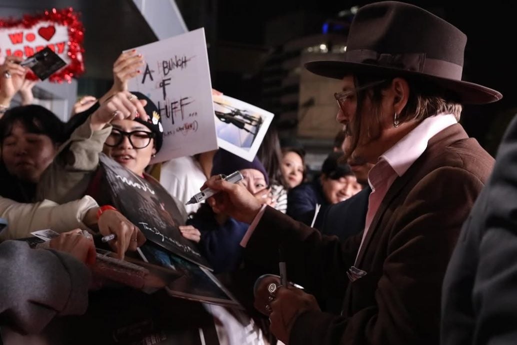 粉丝苦等尊尼特普签名合照到半夜 日本官方紧急发公告