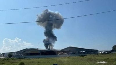 紧急行动防进一步污染环境 火场油料泄漏部分流入沟渠