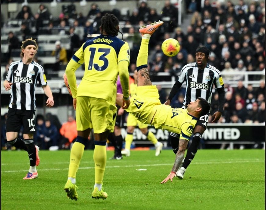 罗梅罗压哨神倒勾救主  热刺2比2绝平喜鹊止血