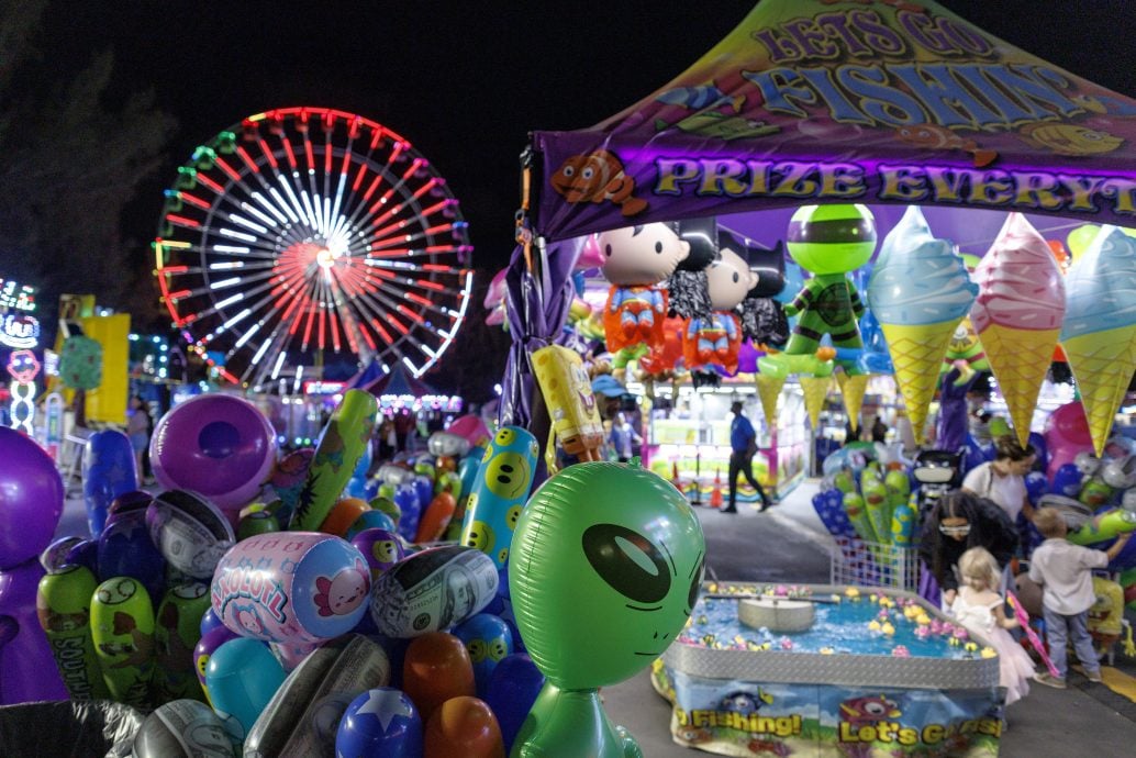 美国圣诞市集过节气氛浓 物价齐涨民众仍看紧荷包