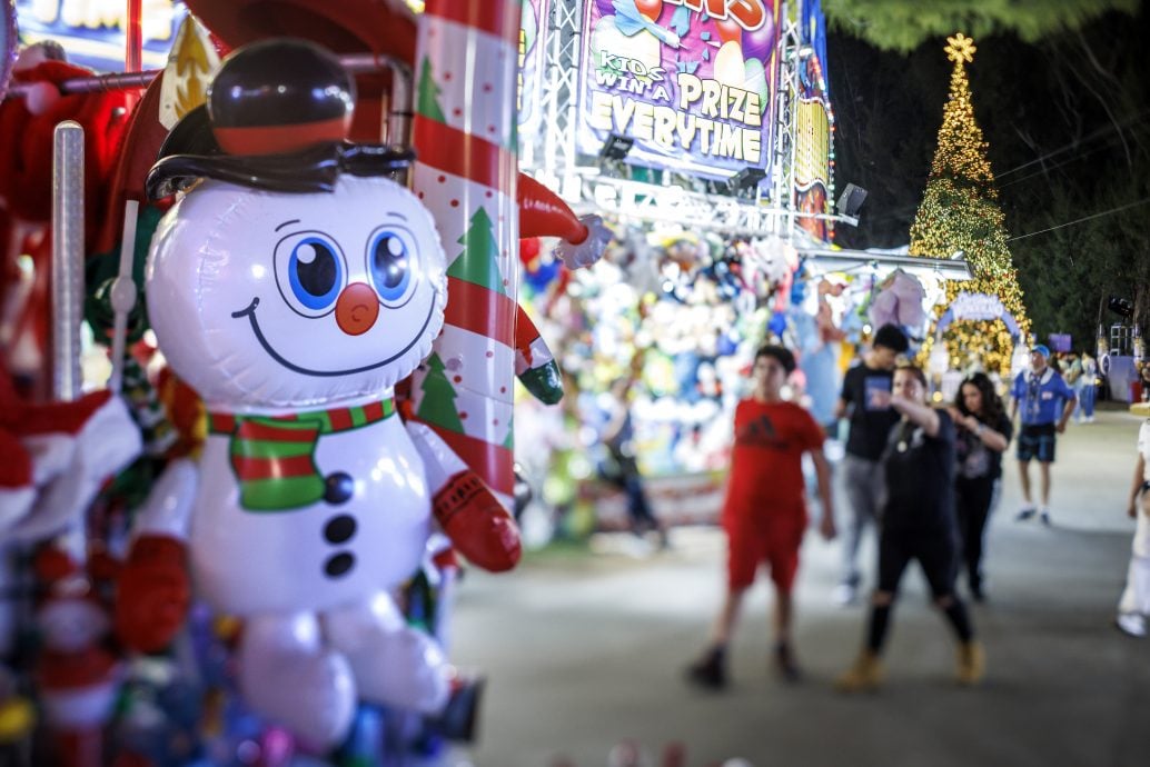 美国圣诞市集过节气氛浓 物价齐涨民众仍看紧荷包