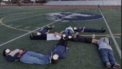 美国高中学生组人肉“卍”发希特勒反犹言论　警立案展仇恨犯罪调查