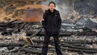 老家被恶火烧光！乐观妹子站在残骸前“微笑”合照