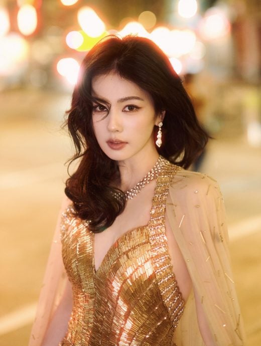 腾讯星光大赏|粉丝高消费捧偶像被轰“掠水” 赵露思白鹿料争红毯女王	