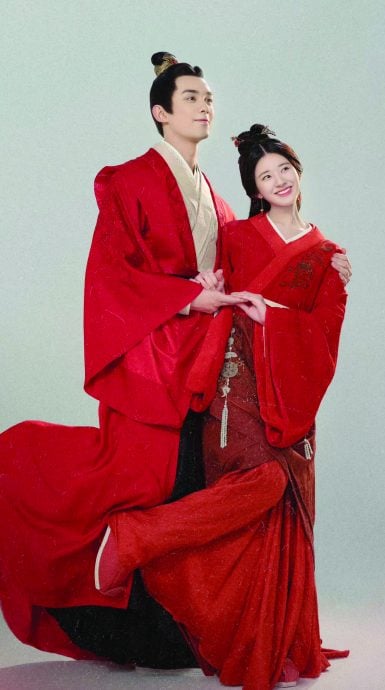 腾讯星光大赏|粉丝高消费捧偶像被轰“掠水” 赵露思白鹿料争红毯女王	