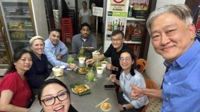 返马晤安华视察英特尔新厂   陈立武吃榴梿炒粿条