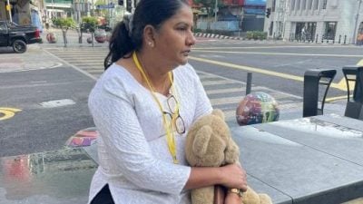 英迪拉明见总警长 移交爱女玩具熊