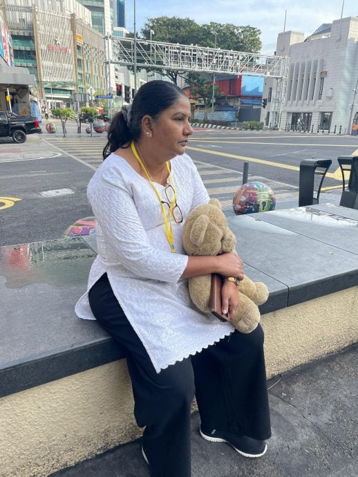 英迪拉明日见全国总警长·将玩具熊交给对方