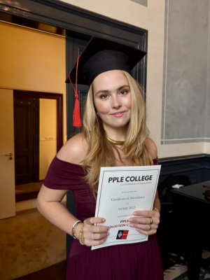 荷兰公主22岁生日照曝光！“未来女王”气场大开　走过威胁更坚强