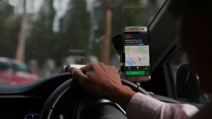 薪水过低兼职电召车司机 女子付小费 他感动落泪