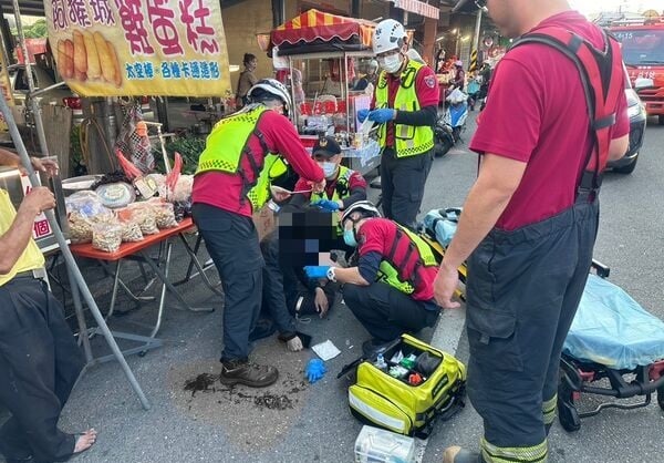 蟒蛇当围巾挂颈逛街 男子被勒至休克倒地