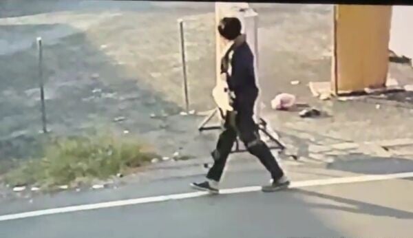 蟒蛇当围巾挂颈逛街 男子被勒至休克倒地