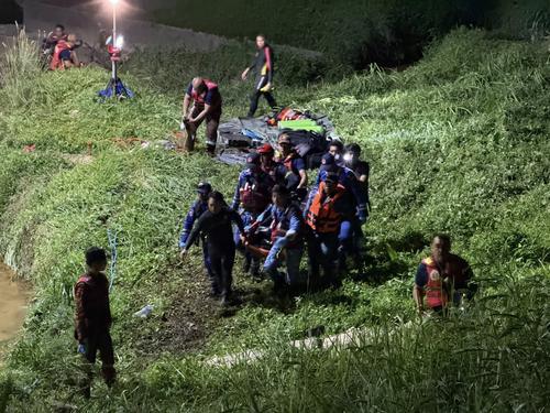 补图/捡球被急流冲走案