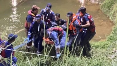 兄弟捡球坠沟弟死兄失踪 |  搜救队连日搜寻  兄遗体2公里外河寻获