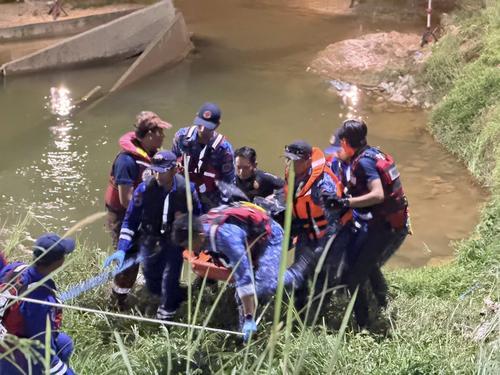 补图/捡球被急流冲走案