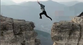 视频| 横跳10公尺深谷只为拍视频 男子玩命被骂翻